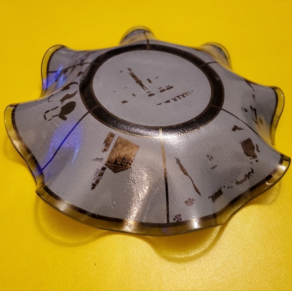 Walt Disney World Vintage 70s Magic Kingdom Scalloped Glass Souvenir Dish - Picture 10 of 10